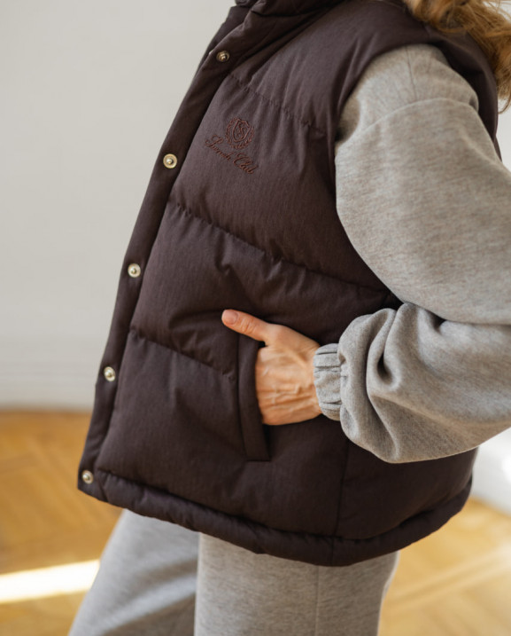 125 Жилет пуховий з вишивкою